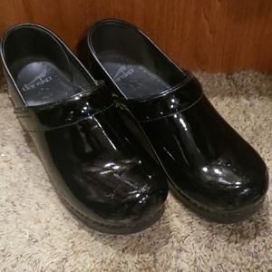 Dansko Black Patent Clogs Size 8 New With Damage